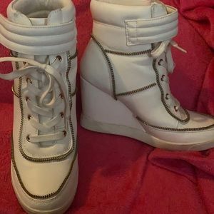 White wedges with gold zipper as decoration